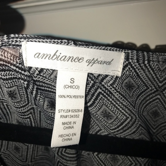 Black and White Flowy Blouse - Picture 3 of 3